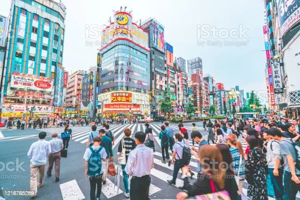 De straat Chuo-dori is een van de belangrijkste winkelstraten in de hele stad