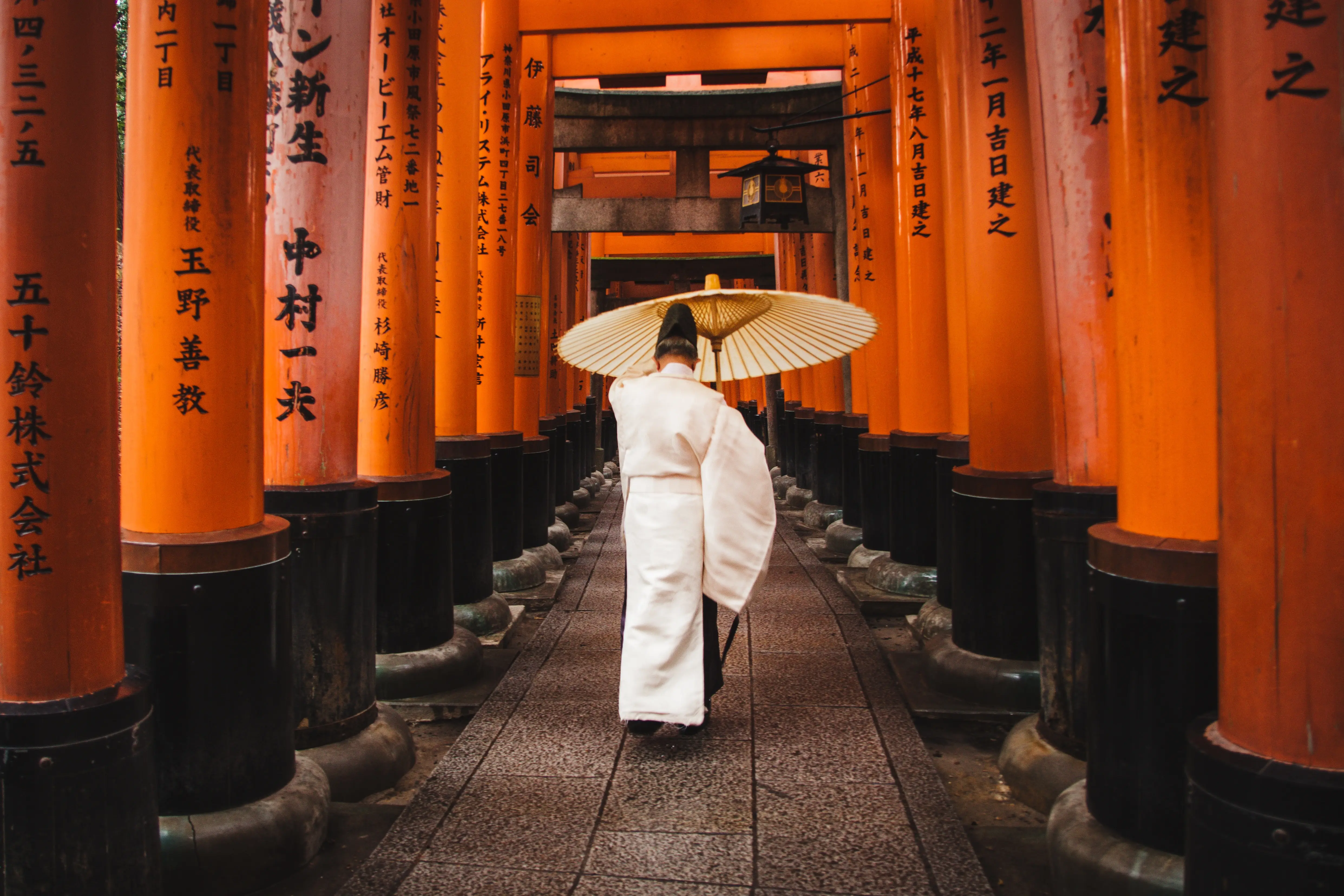 Verschillende Shinto gates achter elkaar bij de Fox Shrine in Kyoto, Japan.