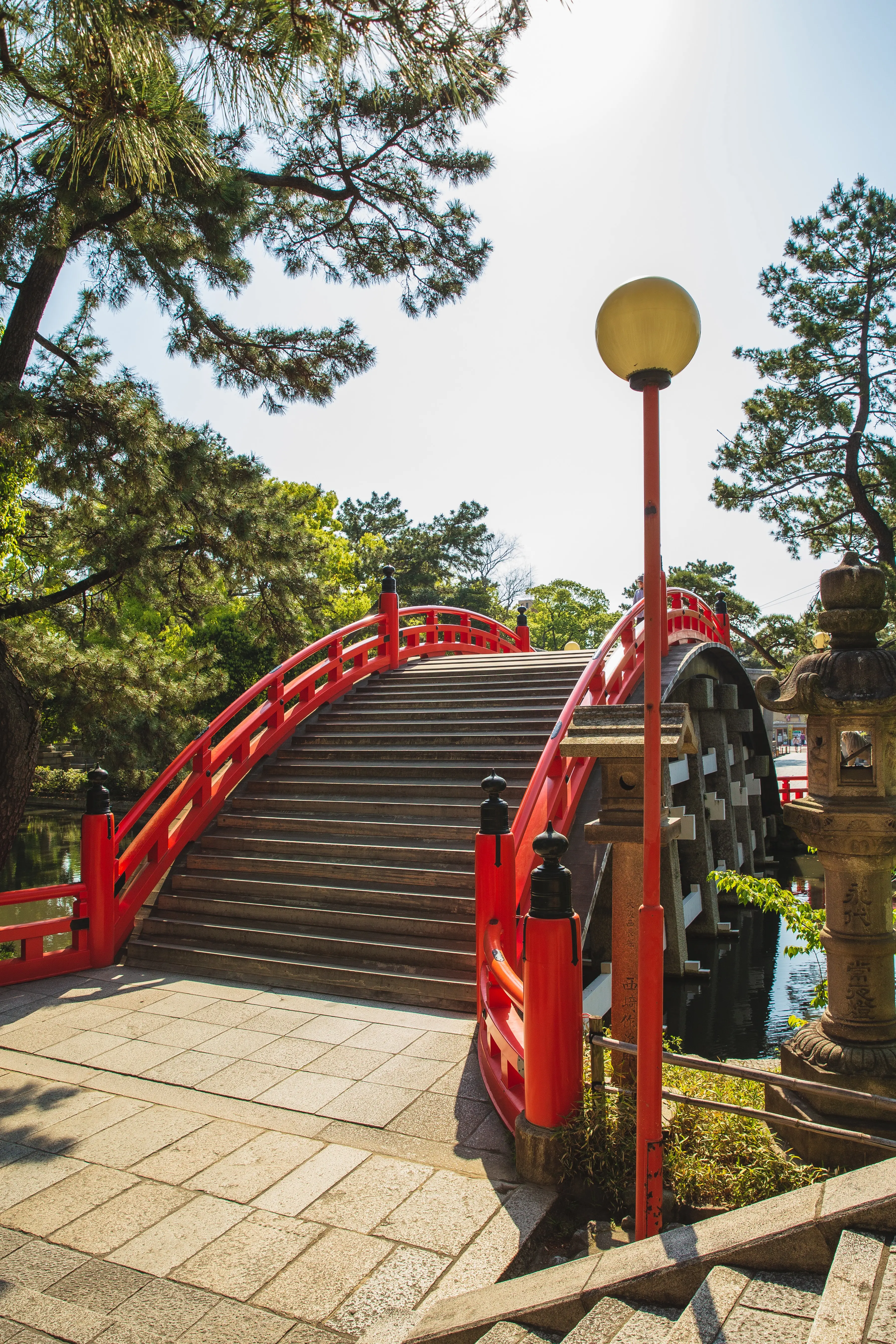 Dit is de rode Japan brug in Minoo Quasi-nationeel park, Japan.